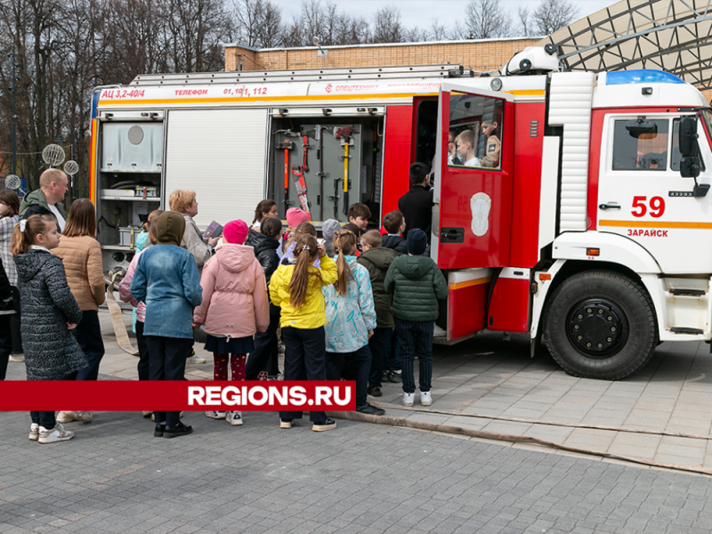 Показом техники для детей отметили профессиональный праздник зарайские пожарные